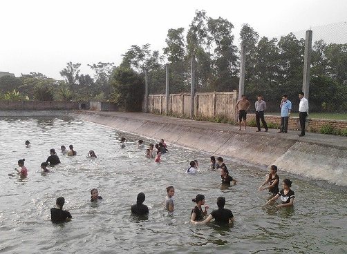  ảnh: Một tiết học bơi của trường Trung học phổ thông Nguyễn Trung Ngạn huyện Ân Thi, Hưng Yên